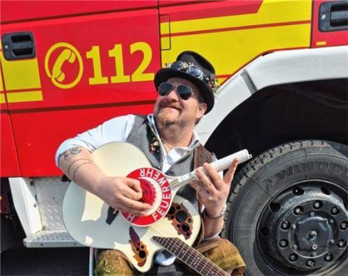 Gitarrist Dieter Lindner aus Bad Aibling ist bei der Feuerwehrsternfahrt in Grado dabei.Foto Thomas Pfeffer