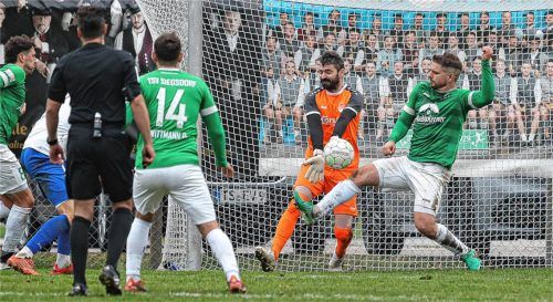 Gleich fällt das Siegtor: Ampfings Schlussmann Domen Bozjak muss sich nach dieser Szene geschlagen geben.Foto Hans Weitz