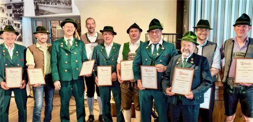 Gleich zehn Mitglieder konnten ihre Ehrenurkunde für 25-jährige Mitgliedschaft entgegennehmen: (von links) Anton Staller, Franz Kloiber junior, Martin Reichhofer, Alfred Wegscheider, Hubert Berger, Franz Datz, Anton Kittl sowie Max Schmid, Michael Kloiber und Roman Zenz. Foto Krammer