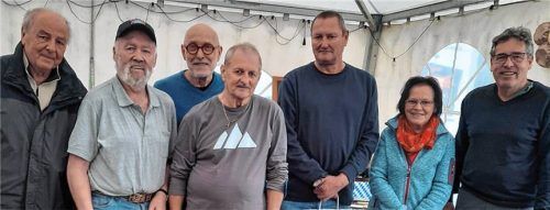 Glückliche Gesichter: (von links) Waldemar Dietz, Sepp Warmedinger, Dr. Suldinger, Hans Kerschagl, Dieter Stalter, Traudl Westermeier und Christian Caspers. Foto Sedlbauer