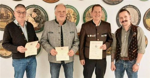 Glückliche Sieger: (von links) Wolfgang Zißler, Gewinner Hubert Strein und Rainer Eichner mit Schützenmeister Peter Riedle. Foto re