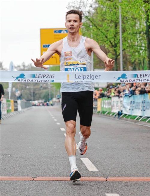 Glücklicher Sieger: Jakob Lange (PTSV Rosenheim) kam mit großem Vorsprung als Erster ins Ziel.Foto Leipzig Marathon