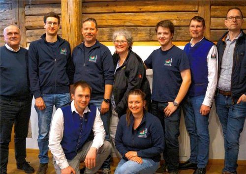 Gratulation an die neu gewählte Vorstandschaft: (hinten von links) Bürgermeister Thomas Stark, Beisitzer Andreas Rappolder, Schriftführer Patrick Stepanek, die Beisitzer Marianne Beranek und Lukas Posch, Zweiter Vorsitzender Matthias Keilhacker und Zweiter Bürgermeister Thomas Köpernik sowie (vorne von links) Vorsitzender Daniel Erber und Kassierin Steffi Mück. Foto  Richterstetter