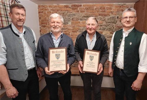 Gratulationen: Zweiter Vorsitzender Andreas Mitter (links) und Vorsitzender Albert Löw (rechts) beglückwünschten den frisch ernannten Ehrenvorsitzenden Franz Mußner (Zweiter von links) sowie Peter Baumann, Mitglied seit 40 Jahren.Foto Künzner-Hingerl