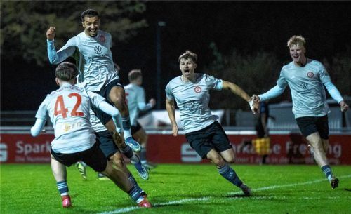 Grenzenloser Jubel: Joker Audai Elgathous (Zweiter von links) freut sich mit seinen Mitspielern über sein spätes Siegtor in Hallbergmoos.Foto Marc Marasescu