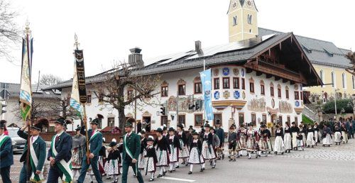 Groß war die Beteiligung am Trachtenjahrtag in Bernau am Ostermontag.Foto hötzelsperger