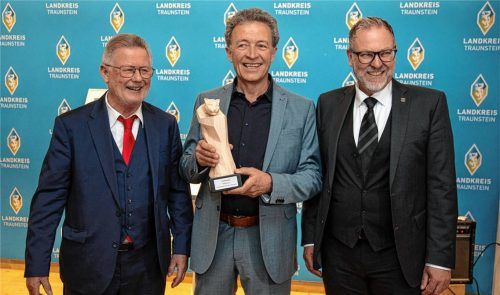 Große Freude bei der Preisverleihung: Wolfgang Diem, Leiter der Grassauer Musikschule und erster Preisträger des neugestifteten Chiemgauer Kulturpanthers (Mitte), mit Landrat Andreas Danzer (rechts) und stellvertretendem Landrat Sepp Konhäuser, der die Auszeichnung initiiert hat. Foto Effner