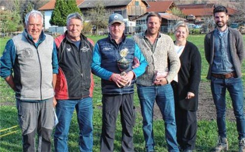 Große Freude bei der Siegerehrung: Bürgermeisterin Susanne Grandauer gratulierte dem siegreichen Team des Trachtenvereins zum ersten Platz. Im Bild: (von links) Hufeisenclub-Vorsitzender Hans Dräxl, Rudi Hitzler, Sepp Drexler, Martin Schweinsteiger, Bürgermeisterin Susanne Grandauer und Fabian Stuffer. Foto re