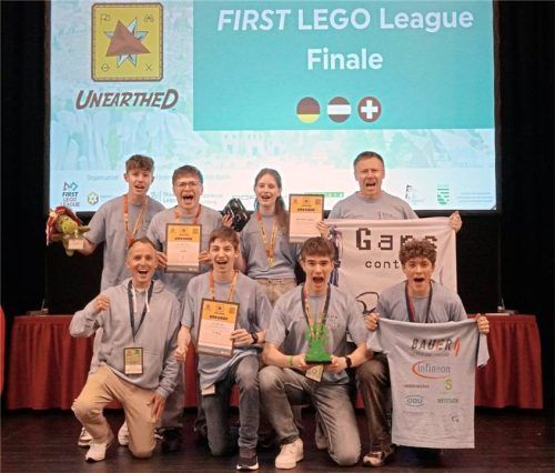 Große Freude über Platz drei: (hinten, von links) Luca Folger, Kilian Achterling, Melanie Rossek, Coach Marco Grees und (vorne, von links) Coach Tobias Bauer, Kilian Söllner, Alexander Barth, Kilian Huber.