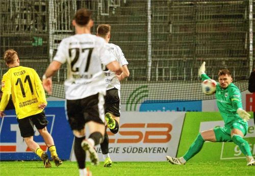 Große Rettungstat in der Schlussphase: Burghausens Keeper Markus Schöller stoppt hier den Sololauf von Bayreuths Maximilian Fesser.Foto Christian Butzhammer