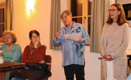 Gründerin Elisabeth Gförer (rechts) und Vorsitzende Maria Breuer (Zweite von rechts) erinnerten an die Anfangszeiten der Nachbarschaftshilfe. Foto Strim