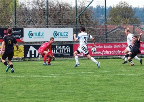 Grünthals Offensive (dunkle Trikots) vergibt diese gute Gelegenheit im Heimspiel gegen Reischach.Foto Christian Mühlhofer
