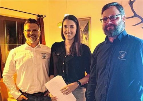 Grund zur Freude hatten die „Chefs“ der Heimatbühne, Vorsitzender Florian Kerschbaumer, Neumitglied Lisa Förster und der Zweite Vorsitzende Steffen Rosenlehner (von links). Foto Hoffmann