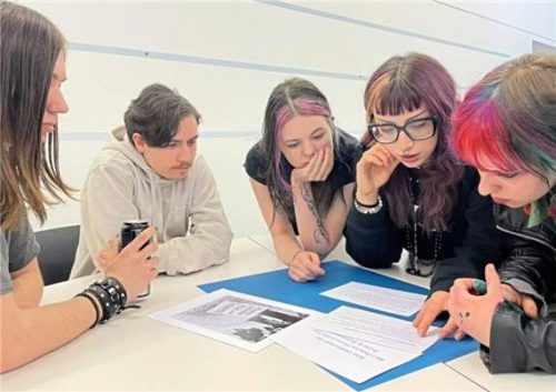 Gruppenarbeit im Rahmen der Exkursion zum Obersalzberg._ Foto Köpf