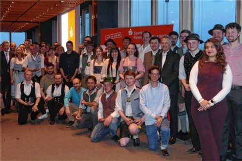 Gruppenbild mit Landrat Otto Lederer (links): die neuen Meister des Handwerks aus dem Landkreis Rosenheim beim Festakt im Sparkassensaal. Foto Schubert