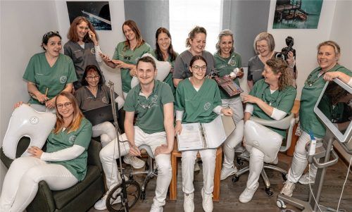 Gute Stimmung im Praxisalltag – Zahnärztin Daniela Roatzsch und ihr engagiertes Team stehen für Zusammenhalt, Wertschätzung und Freude an ihrem Beruf: (vordere Reihe von links): Izabela Thaler, Zahnarzt Sebastian Schmauß, Viktoria Lipp, Moni Sieber, Praxisinhaberin Daniela Roatzsch. Hintere Reihe von links: Yanissa Muster, Martina Kelm, Brigitte Herzog, Cornelia Dieckmann, Claudia Riedinger, Margit Heidinger, Dr. Denise Schoof, Tamara Werner.