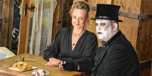 Haben die zwei, die Witwe (Carolin Troibner) und Fesl (Albert Strehhuber), vielleicht ein Geheimnis? Foto Eder