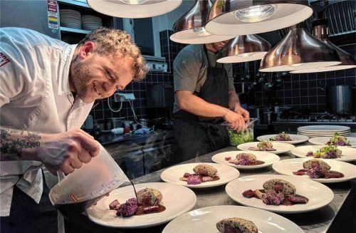 Hannes Kirmaier in seinem Element: Der leidenschaftliche Koch ist seit einem knappen Jahr Pächter im „Roten Turm“ in der Wasserburger Altstadt. Foto Kirmaier