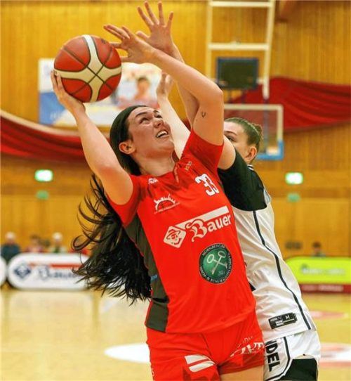 Hayley Smith setzt sich hier gegen eine Bamberger Spielerin durch.Foto Christian Butzhammer