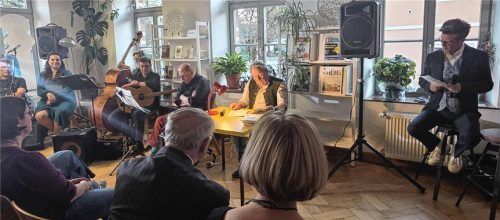 Heimat er-lesen: Begleitet von den Klängen der Jazzband Swing Melange las unter anderem Gemeinderat Christian Ladner aus literarischen Werken, in denen die Gemeinde Stephanskirchen Erwähnung findet. Foto Blum