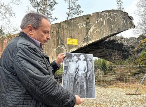 Henry Baumert stellt das Leid der Häftlinge im KZ Mühldorf in das Zentrum seiner Führung im Gedenkort im Mühldorfer Hart.Fotos  Verein "Für das Erinnern"