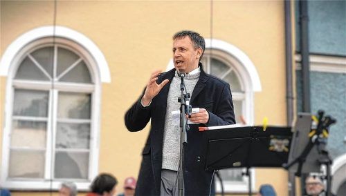 „Hier stehen die Demokraten“ – Traunsteins Oberbürgermeister Dr. Christian Hümmer findet klare Worte auf der Demonstration in der Traunsteiner Scheibenstraße gegen die Eröffnung des AfD-Büros Mitte März. Foto  Langenwalter
