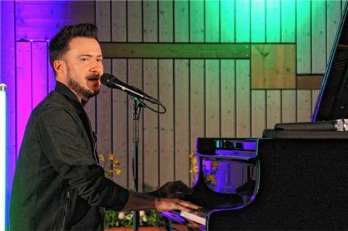 Höchst musikalisch und höchst unterhaltsam: Florian Wagner bei seinem Auftritt in Bad Feilnbach.Foto Strim