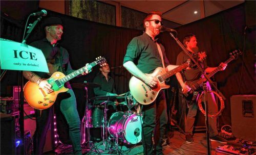 Holger Brüssel, Klaus Bruckmeier, Simon Schubert und Max Pascoe (von links). Das sind „Blues Ain‘t Colourful“ bei ihrer Release-Party. Foto  Enzinger