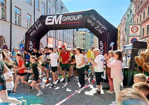 Hunderte starteten beim Hauptlauf in der Wasserburger Herrengasse. Fotos WEithofer
