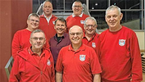 Im Amt bestätigt: (vorne von links) Vorsitzender Christian Schnebinger, sein Stellvertreter Werner Specht und Beisitzer Konrad Seitlinger, (mittlere Reihe von links) Kassier Stefan Herbst, Bürgermeister Sepp Huber und Beisitzer Eugen Gärtner sowie (hinten von links) Beisitzer Georg Stübl und Schriftführer Christian Falter.Foto Künzner-Hingerl