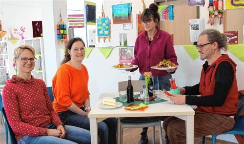 Im Café Ratatouille an der Münchener Straße ist jeder als Gast willkommen. Manuela Schwall (Mitte) bewirtet (von links) auch ihre Kollegen Patricia Sirl, Elisabeth Schneider und Andreas Koos. Foto Ursula Huckemeyer