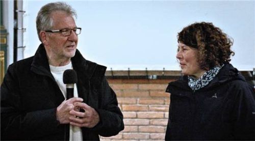 Im Gespräch: Fotograf Ludwig Watteler (links) mit Veronika Fluhrer aus dem Pfarrverband. Foto Günster