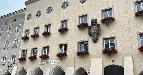 Im großen Sitzungssaal des Mühldorfer Rathauses flogen teils heftige Worte zwischen Bürgermeister Michael Hetzl und Dr. Georg Gafus hin und her.Fotos  Latta/ Stoeger