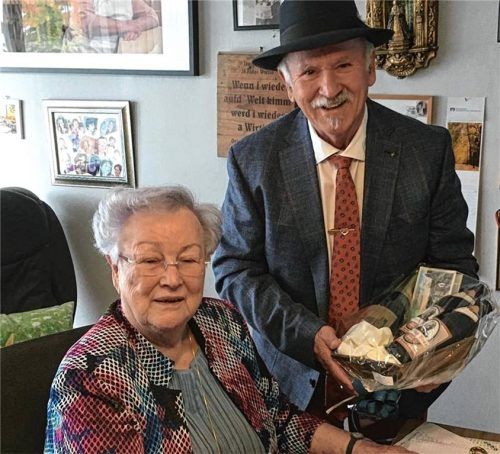 Im Oktober 2025 feierte Reserl Trager ihren 85. Geburtstag, hier mit dem Zweiten Bürgermeister Egbert Windhager. Damals wünschte sie sich, nie ihre Lebensfreude zu verlieren. Foto jaensch