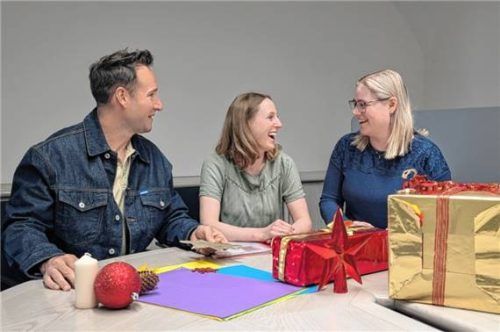 Im Rahmen eines Planungsgesprächs für die kommende Wunschbaumaktion trafen sich kürzlich (von links) Florian Tatzel, Leiter des Tourismusbüros Prien, sowie die Koordinatorinnen Christine Gabriel und Elisabeth Anner.Foto Prien