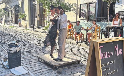 Im Tango vereint: Diego mit Zoraida (o.), Tanzpaar in San Telmo (gr. F.). Federico García mit Ihara (u.l.) & unserer Autorin (u.r.). Fotos Susanne Böllert