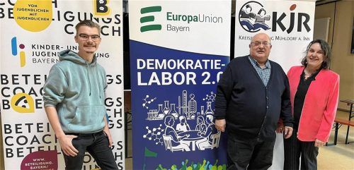 Im Waldkraiburger Demokratielabor 2.0 entwickeln Jugendliche eigene Konzepte gegen Extremismus. Von links: Elias Hentschel (KJR Mühldorf), Walter Göbl (Europa-Union Bayern) und Claudia Hausberger (Geschäftsführerin KJR Mühldorf). Foto Hoog