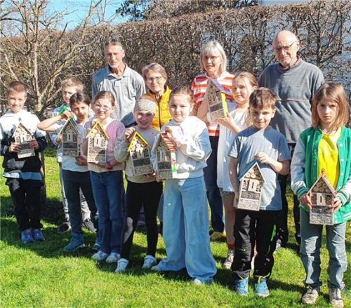 Immobilien für Insekten bauten Georg Widmann, Martina Lackerschmid-Schenk, Klara und Hans Kaufmann von den Blumen- und Gartenfreunden Bernau gemeinsam mit den Kindern. Foto Kaufmann