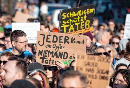 In den vergangenen Tagen sind zahlreiche Menschen in ganz Deutschland auf die Straße gegangen, um gegen digitale Gewalt zu demonstrieren. Foto dpa