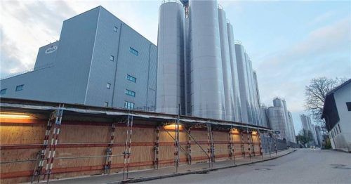 In der Megglestraße reiht sich derzeit Bauzaun an Bauzaun: Die Molkerei Meggle ist Teil einer Großbaustelle. Foto Birkhof