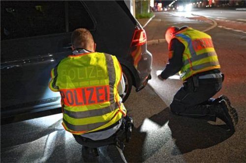 In der Nacht auf „Car-Freitag“ kontrollierten Polizisten mehrere Fahrer auf illegale Umbauten an ihren Autos. Foto dpa