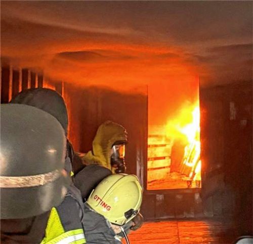 In der Überseer Anlage lernen die Teilnehmer das Verhalten bei einer Rauchgasdurchzündung und trainieren Techniken, um sich vor diesem Phänomen zu schützen.Foto KFV Traunstein