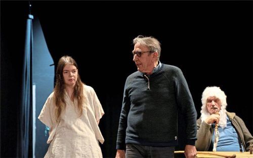 In die Hauptrolle der Maria Pauer schlüpft Anita Wisgalla, hier mit Regisseur Christopher Luber bei den Proben zur „Mühldorfer Hex“. Foto Anette Behringer