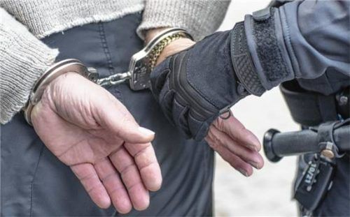 In einem Doppelzugriff nahm die Polizei die beiden dringend Tatverdächtigen fest (Symbolbild). Foto IMAGO