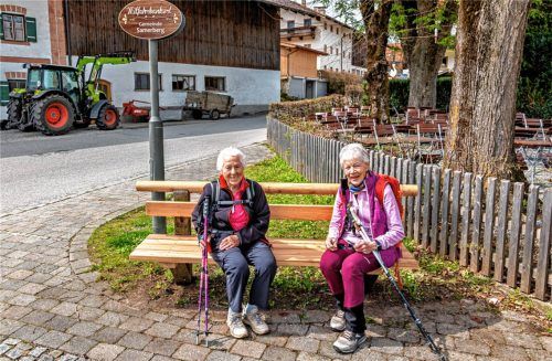 In Grainbach am Dorfbrunnen beim Gasthof Maurer wurde eines der neuen Mitfahrbankerl der Gemeinde Samerberg aufgestellt. Foto Nitzsche