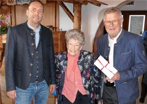 Inzells Bürgermeister Michael Lorenz (links) und stellvertretender Landrat Sepp Kohnhäuser gratulierten Irmgard Edle von Traitteur zum 100. Geburtstag im Inzeller Festsaal. Foto  Wegscheider