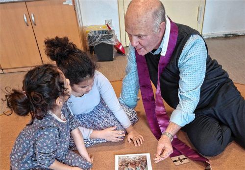 Jesus starb am Kreuz: Pater Walter Kirchmann, Pfarrer in Waldkraiburg, vermittelt Kindern das Leiden und die Auferstehung Jesu kindgerecht und behutsam. Foto DPA/Bilan