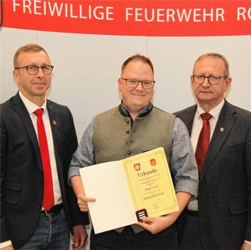 Josef Maier (Mitte) wurde zum Brandmeister befördert. Die Urkunde überreichten der stellvertretende Vorstand Mario Zimmermann (links) und Vorsitzender Hans Meyrl. Fotos Binder