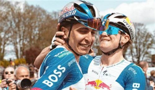 Jubel um Davide Donati (links) nach dessen Sieg bei der U23-Ausgabe des Klassikers Paris-Roubaix. Foto Red Bull-Bora-hansgrohe