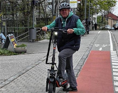 Jürgen Zabelt ist selbst mit dem E-Scooter unterwegs. Er mahnt, sich an die Regeln zu halten. Foto Fischer